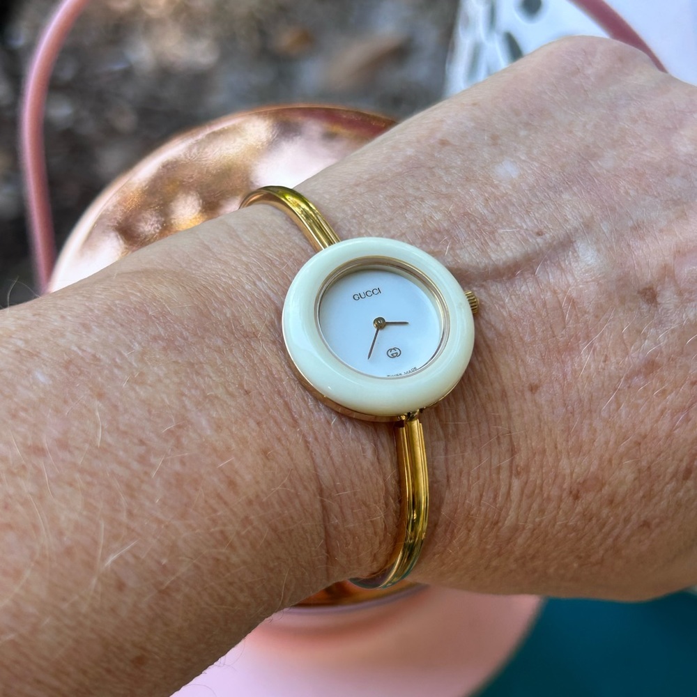 - GUCCI LUXURY Vintage14k Gold Plated Quartz Swiss made bracelet watch - Picture 4 of 6